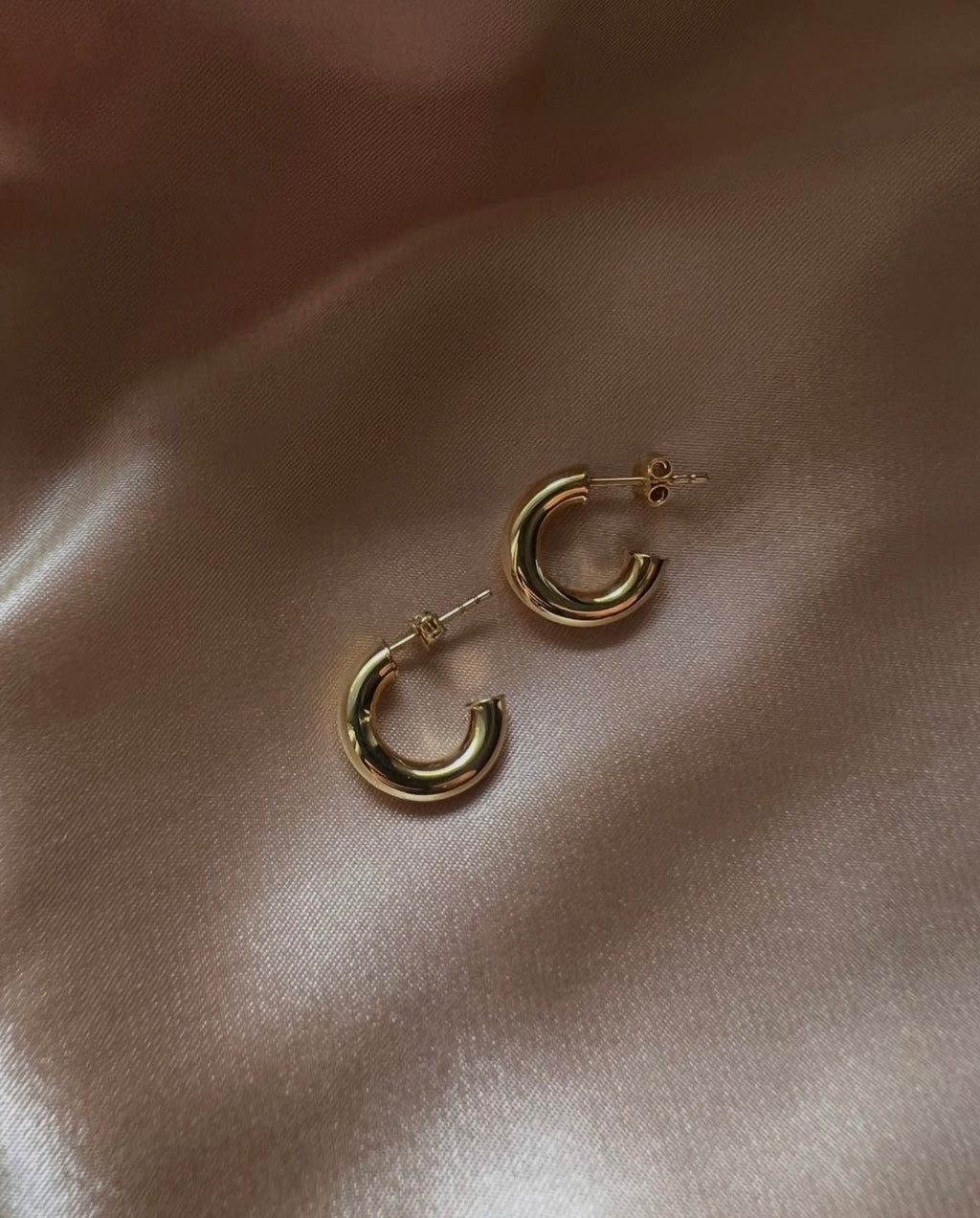 18k Gold Stud Earrings