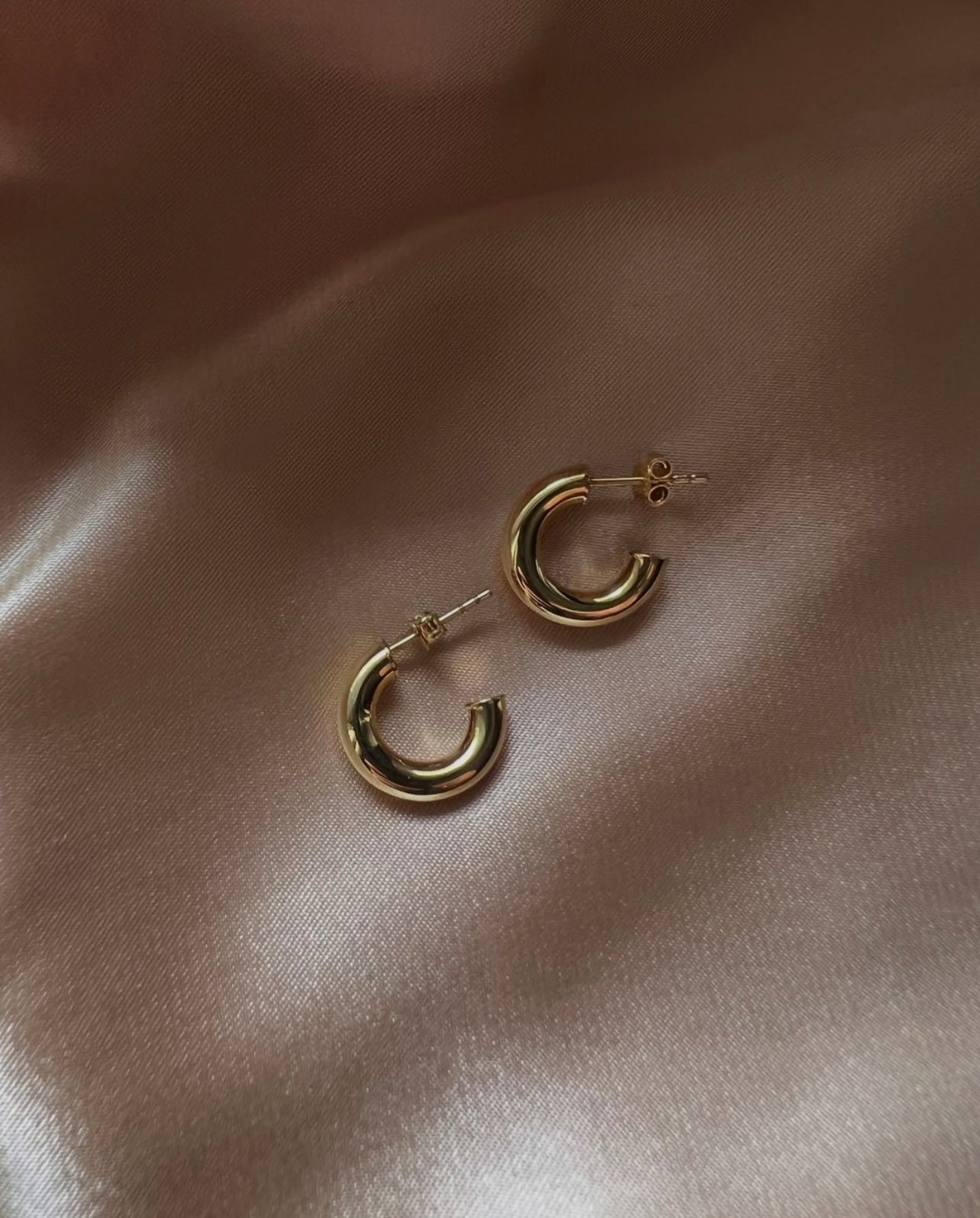 18k Gold Stud Earrings