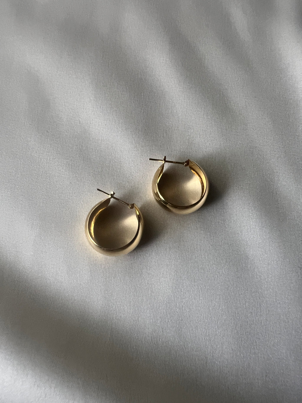 18k Koumaru Hoop Earrings